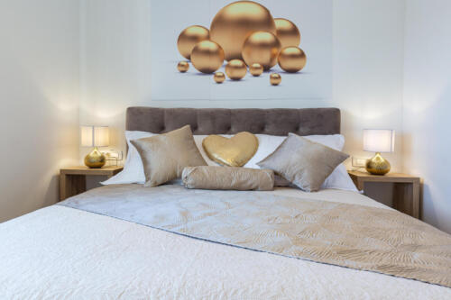 oliva-vallis-zadar-apartman-golden-sun-crofoto-fotografija-hrvatska-krevet-ukrasi-jastuci